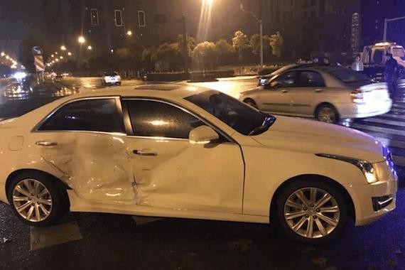 同是豪车，奔驰E级右转撞上凯迪拉克，结果让车主无法淡定