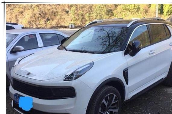 停车场偶遇首辆已上牌领克01, 双色车身很亮眼，不愧是国产保时捷