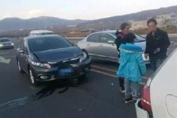 本田思域追尾大众高尔夫, 思域车主表示: 大众质量也不过如此