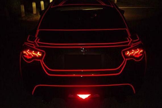 车主将刚提的车一通乱贴，夜幕降临车友们却羡慕起来