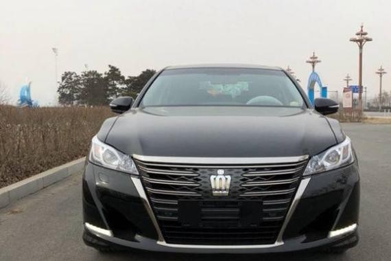 三十万入手丰田皇冠，宝马车主问：和凯美瑞有什么区别？