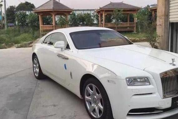 老板花230万买辆劳斯莱斯魅影，朋友们看到车厢后直羡慕