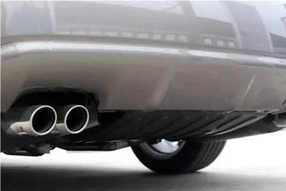 汽车排气管为什么会长在屁股上？