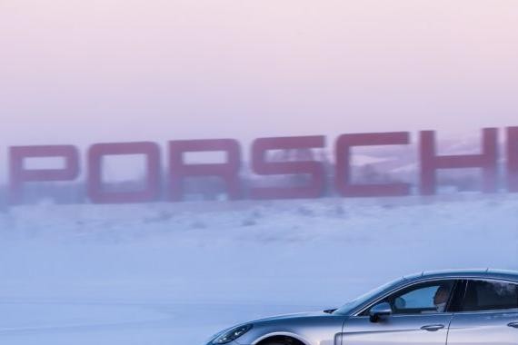 违背日常驾驶习惯去开一台Porsche，是一种什么样的体验？