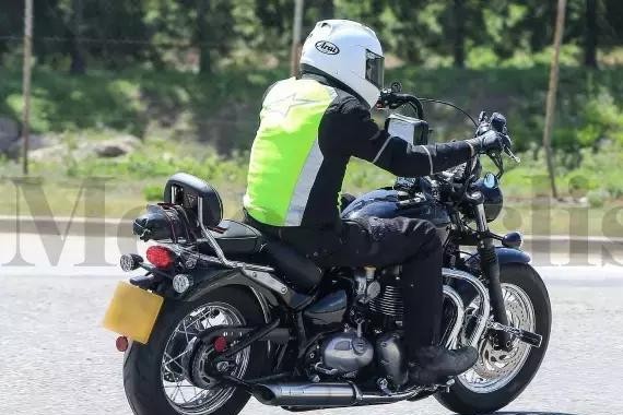 凯旋Boneville Bobber双座版谍照曝光！