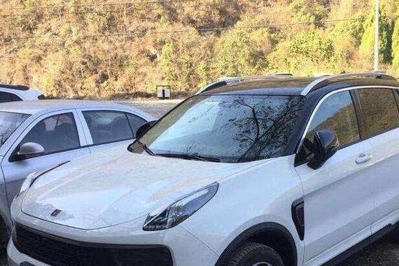 浙江首台领克01交付，白色车身加黑色车顶，车主：比途观有面子