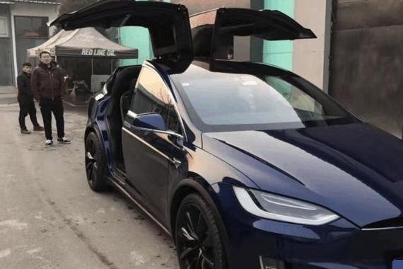 小伙花85万买辆电动汽车，打开车门后朋友们纷纷叫好