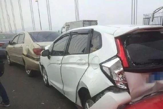 300万法拉利追尾8万本田飞度，女司机：这回该怎么给干爹交代啊！