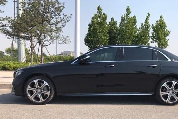 山东富商花53万买辆奔驰E300L: 女友晚上打开车门却乐了