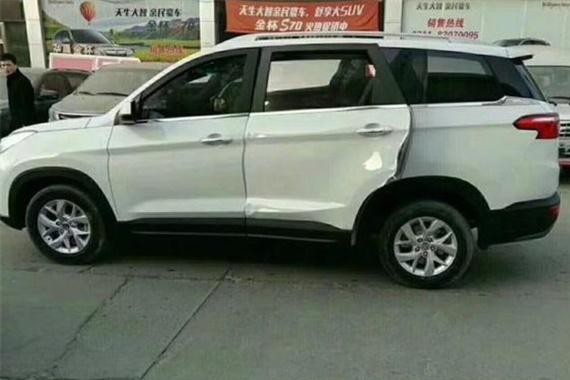 刚买的新车还没上牌，买车才花了6万，开一次车门却要花40万！