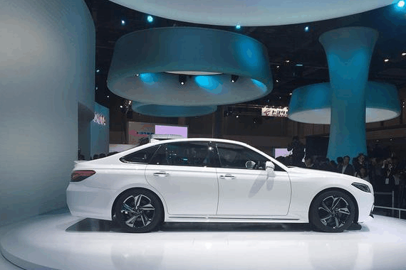 丰田第十五代皇冠, 超高颜值2.5升发动机, 全面进化, 年轻动感!