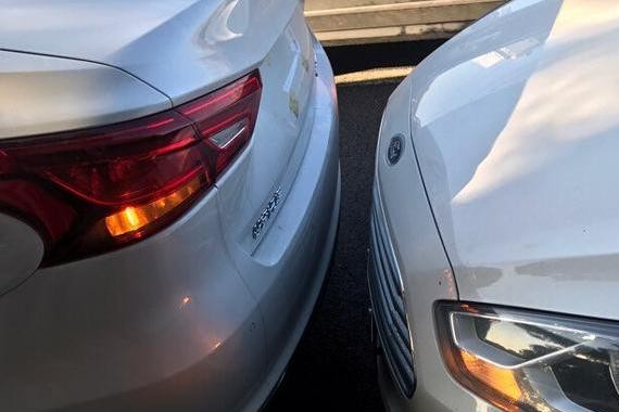 睿骋CC开了300公里被追尾，下车一看大跌眼镜，居然这么脆