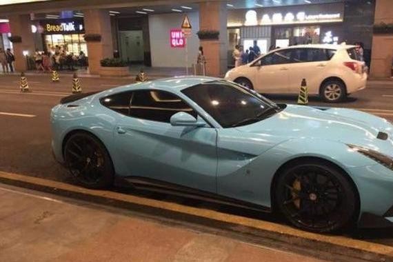 路上看见一台法拉利车尾贴了三个字，众人看完都说：还是有钱好