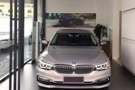 国内第一位宝马5系新款女车主，迎宾灯“天使之翼”帅到爆