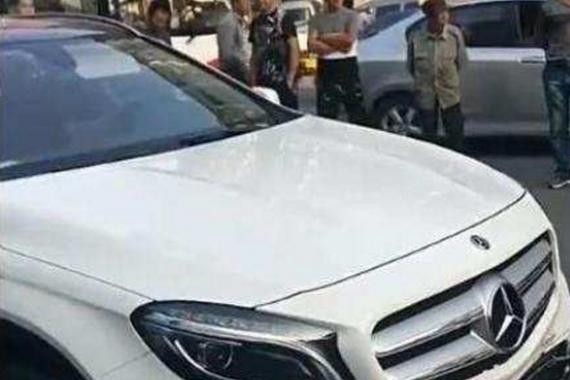 豪华奔驰撞上摩托车，下车后看到摩托车比自己奔驰还贵