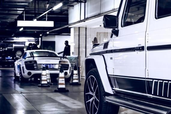 地库里的奥迪R8和奔驰大G，性格完全不同的两辆车在一起