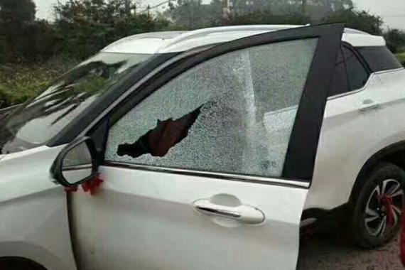 小伙买了宝骏510放鞭炮庆祝，浓烟散去被老婆追着打