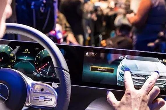 终于可以触屏操作了！奔驰发布全新人机交互系统！