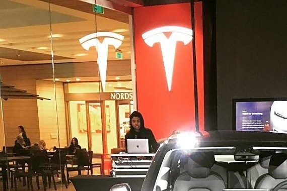 特斯拉Model 3首现零售商店 接受公众参观体验