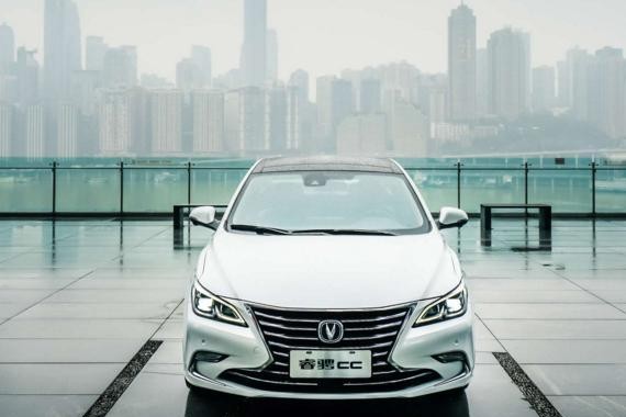 吉利长安争锋相对，谁是国产轿车代表作？看完才知俩车差太远！