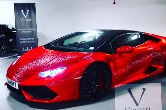 妹子给兰博基尼贴上130万颗施华洛世奇水晶，洗车的时候就哭了！