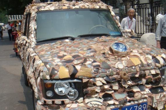 豪车路虎车身上贴满了碎片，车价却翻了好几倍