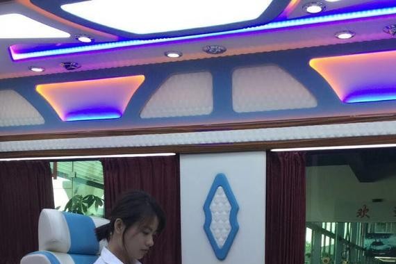 奔驰V260的奢华质感，空间优渥如斯宾特，美女销售体验奔驰房车