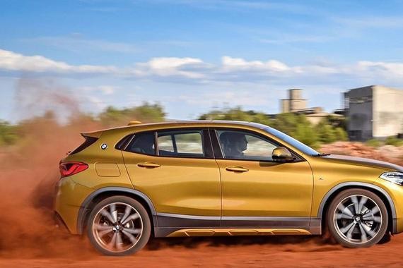 全新宝马SUV惊艳亮相，国产后卖20万，比同级别奥迪和奔驰更帅气