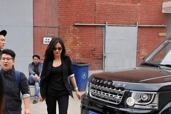 最有钱的女明星，名下豪车8辆，两辆劳斯莱斯超霸气！