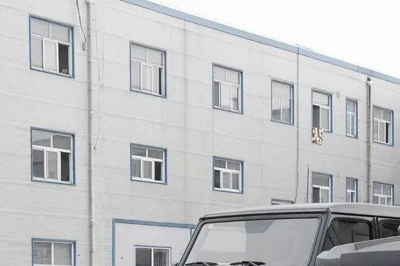 路上偶遇700万的乔治巴顿防弹越野车网友这货简直像坦克一般坚硬