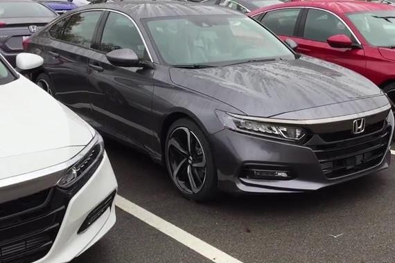 上百台十代雅阁停满广场, 工厂生产已忙疯, 后排大得能睡觉