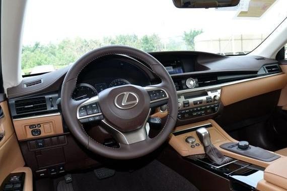 奢华、内敛，这两款同级别轿车，选低调还是选豪华？