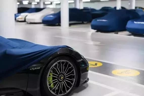 全球最贵的停车场莫过于4s店的举升机，1小时收费一千多元！