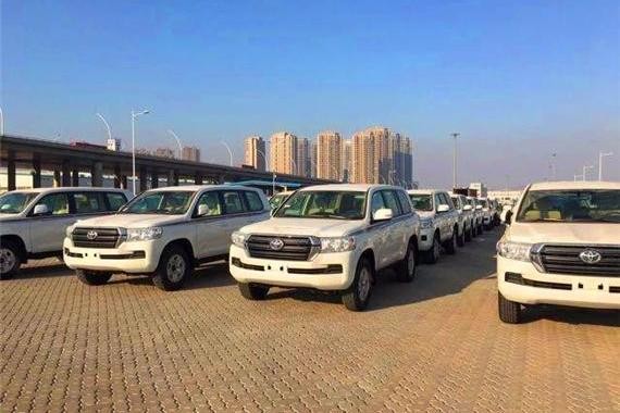 丰田兰德酷路泽4000依然是山呼海啸般的视觉气势