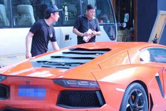 主播吸金榜第三，实际身价60亿，资产上千亿，劳斯莱斯放着都不开