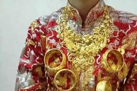 广东顺德土豪女儿出嫁，嫁妆两亿，全身挂满金子，豪车超跑作陪！