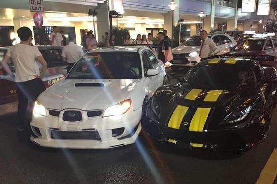 两台都是比法拉利还难见到 居然是以这样的方式出现在深圳