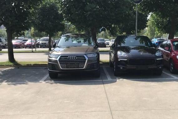 成都小伙花72万提奥迪Q7, 停车遇保时捷卡宴, 车主坦言后悔了