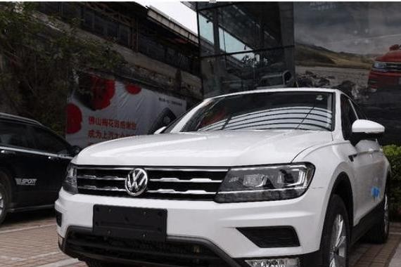 最低落地价超25万，布座椅连个中央扶手都没有，买的人就图个标