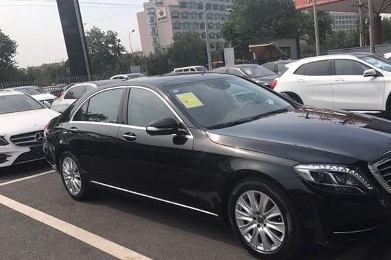 山东富商花110万买辆奔驰S级, 晚上打开车门, 老婆却不经笑了