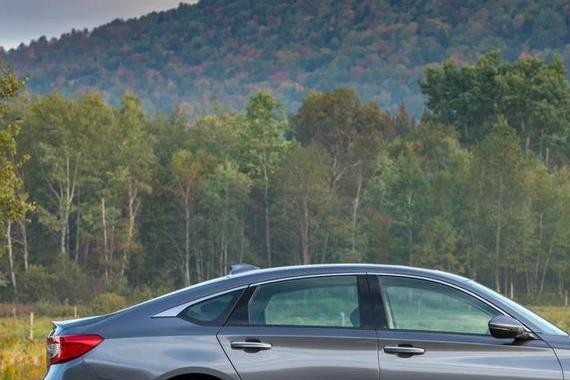 全新本田雅阁10代造型运动,内饰很有科技感,配置给力空间表现不错