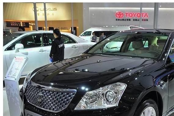 香港街上一半以上是豪车, 满街跑的这款, 国内看不到一辆