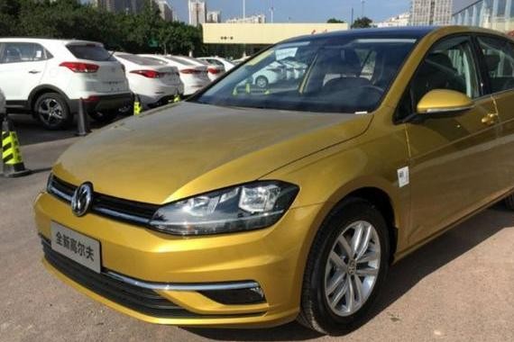 14.9万买辆大众高尔夫230: 女友很不理解, 小伙打开引擎盖时笑了