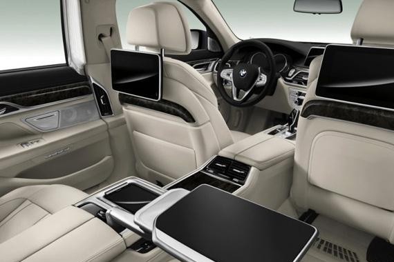 方便实用的后排小桌板，并非顶级豪车才有哦