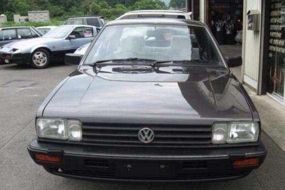 路边停了一辆大众桑塔纳，看到行驶证后大家才知道这车值上百万