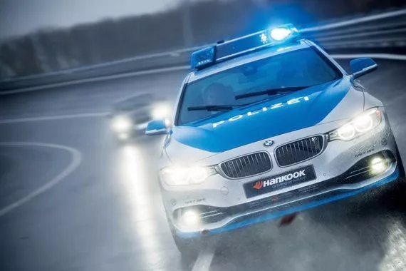 有600马力的R8还要租车？只有德国警察能干出来这种事