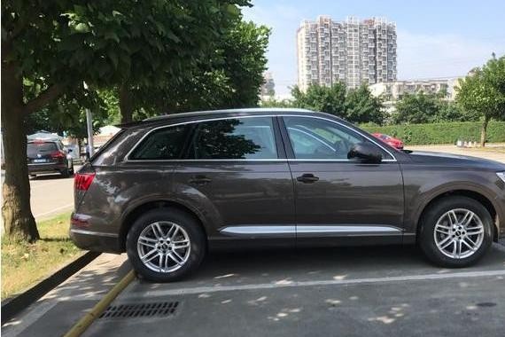 成都小伙花72万提奥迪Q7, 停车遇保时捷卡宴, 车主坦言后悔了