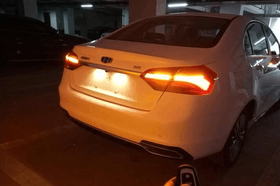 男子7万提18款吉利帝豪, 车主: 7万还有配全液晶仪表盘, 良心满满