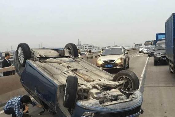 大众朗逸被比亚迪唐撞翻，车主：我都四脚朝天了，你竟然没事