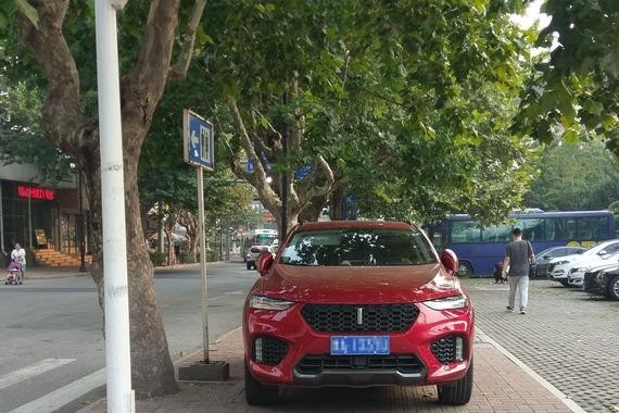 小编路边偶遇长城WEY vv7s 实车颜值确实在线